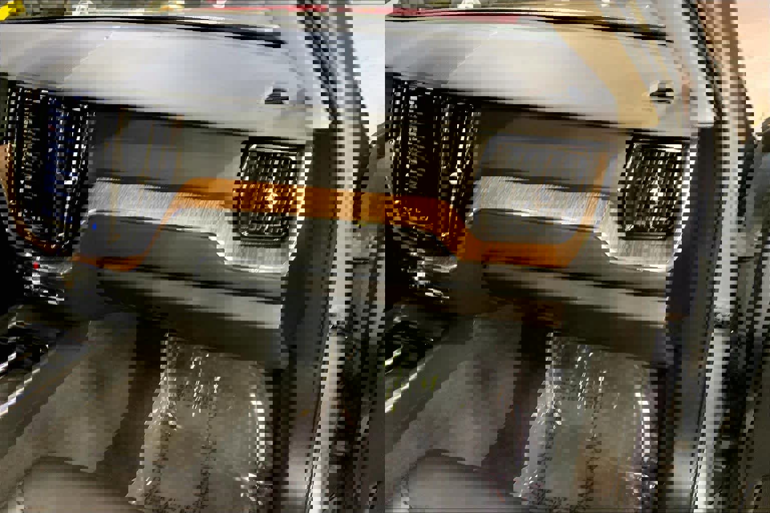 Used 2022 Volvo XC60 B5 Momentum w/ Climate Package image 19