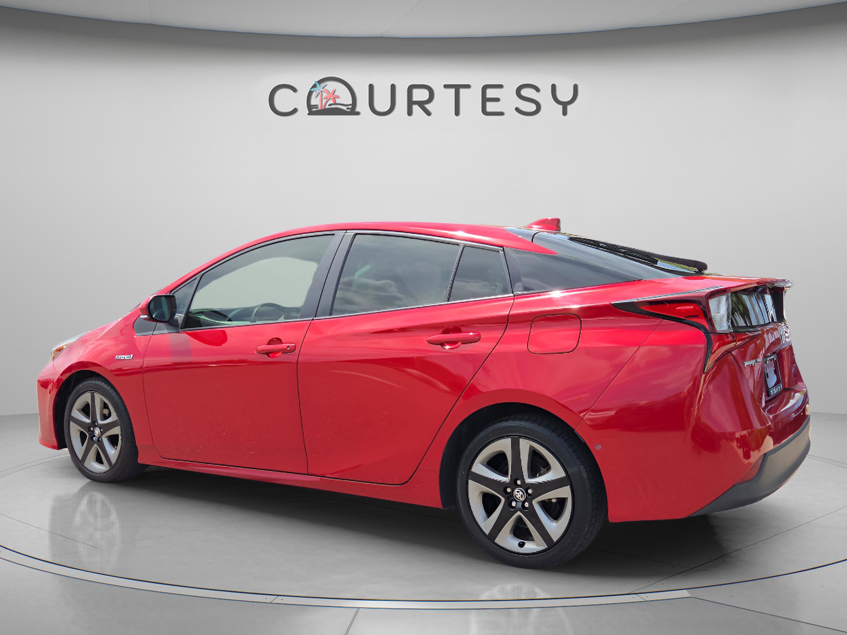 Used 2022 Toyota Prius XLE FWD image 3
