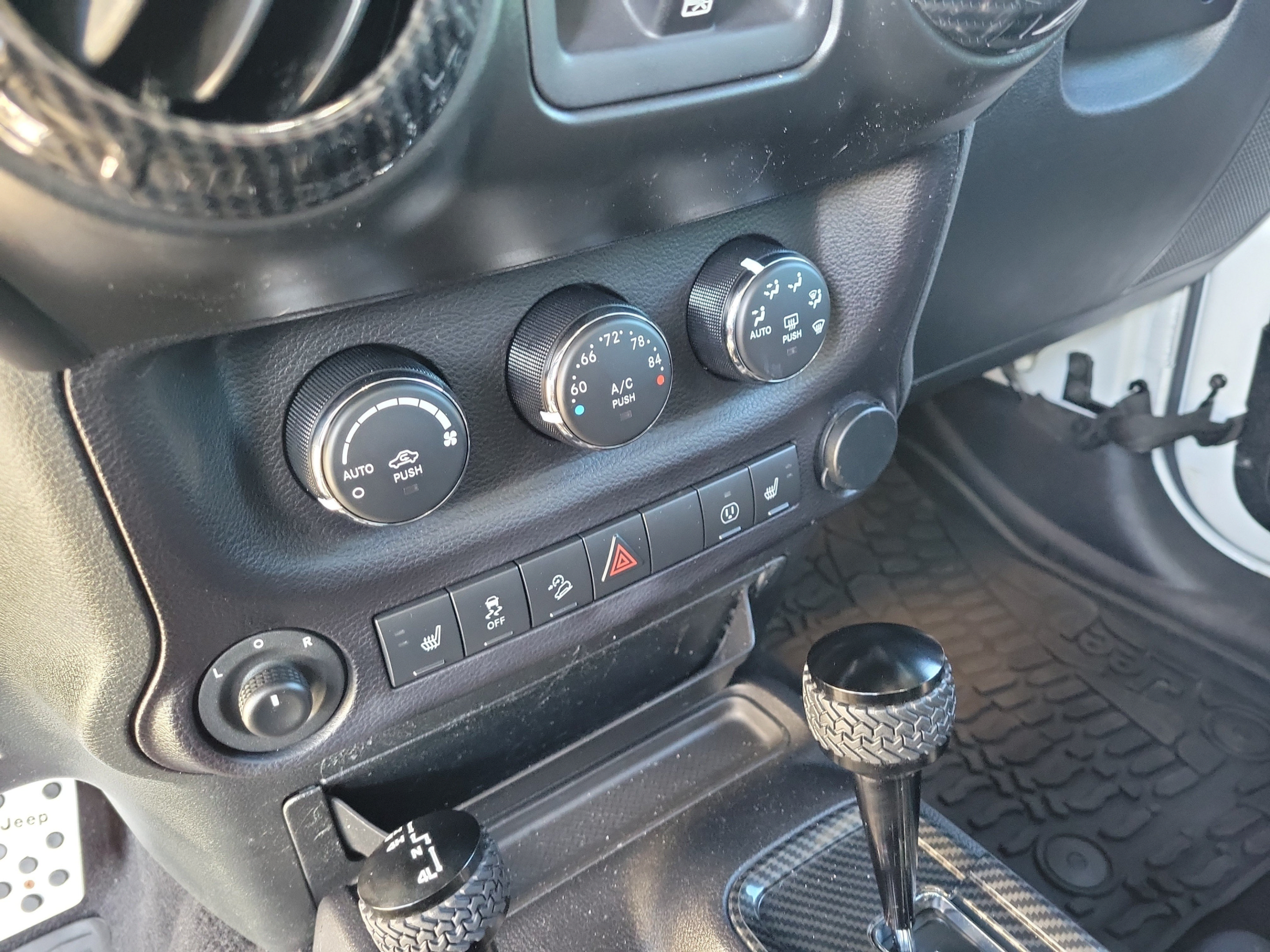 Used 2016 Jeep Wrangler Unlimited Rubicon AWD/4WD image 18