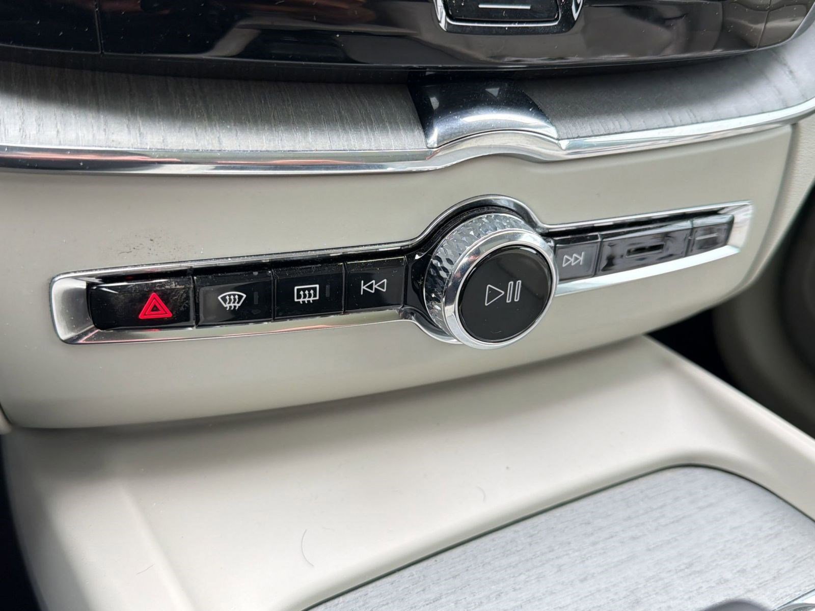 Certified 2024 Volvo XC60 B5 Plus w/ Climate Package image 20