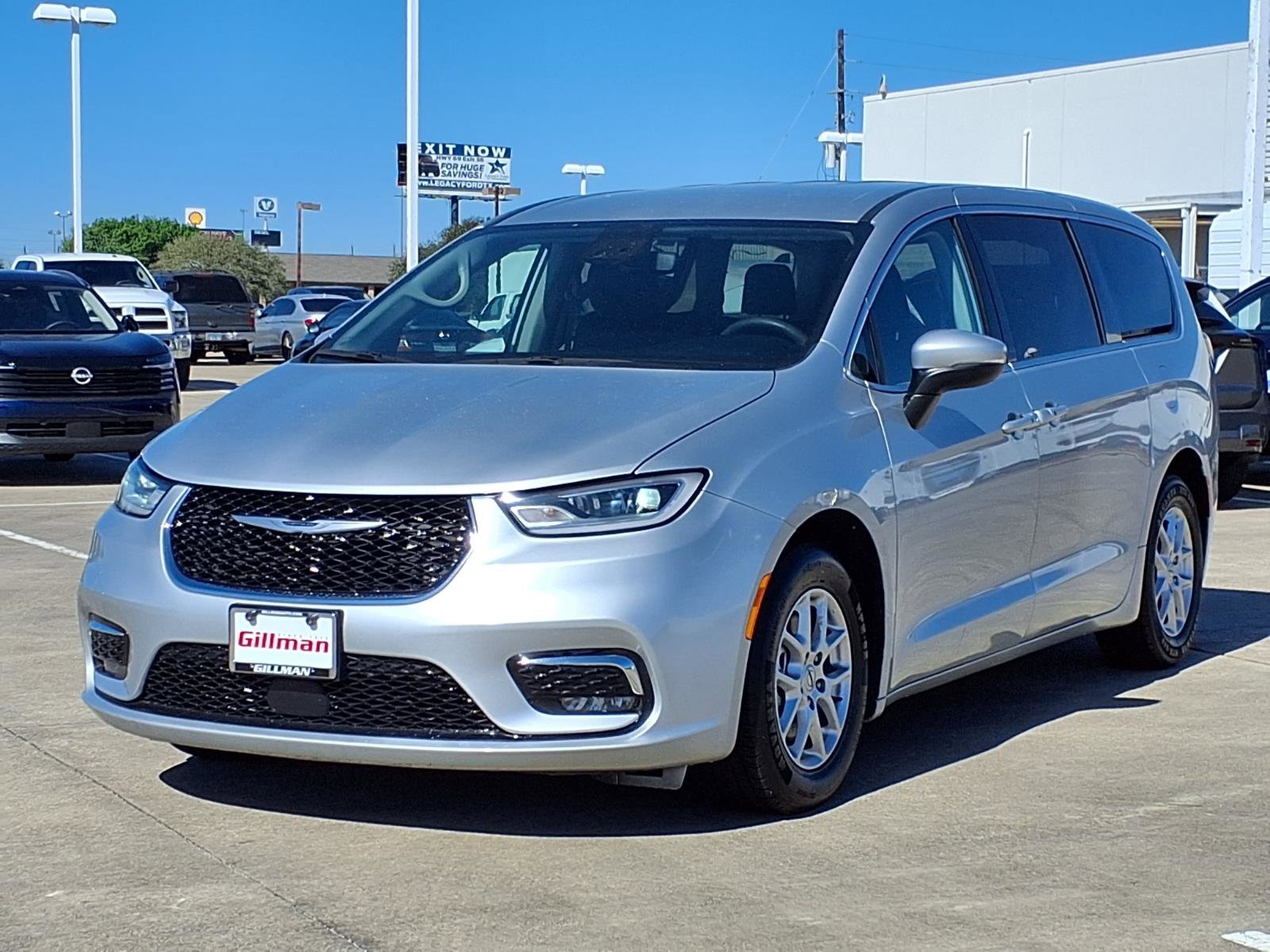 Used 2023 Chrysler Pacifica Touring-L FWD image 6