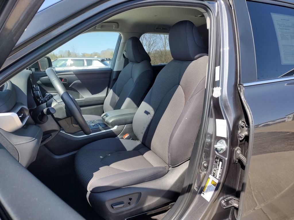 Used 2024 Toyota Highlander LE image 2