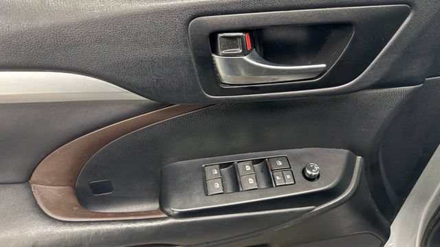 Used 2019 Toyota Highlander XLE FWD image 15