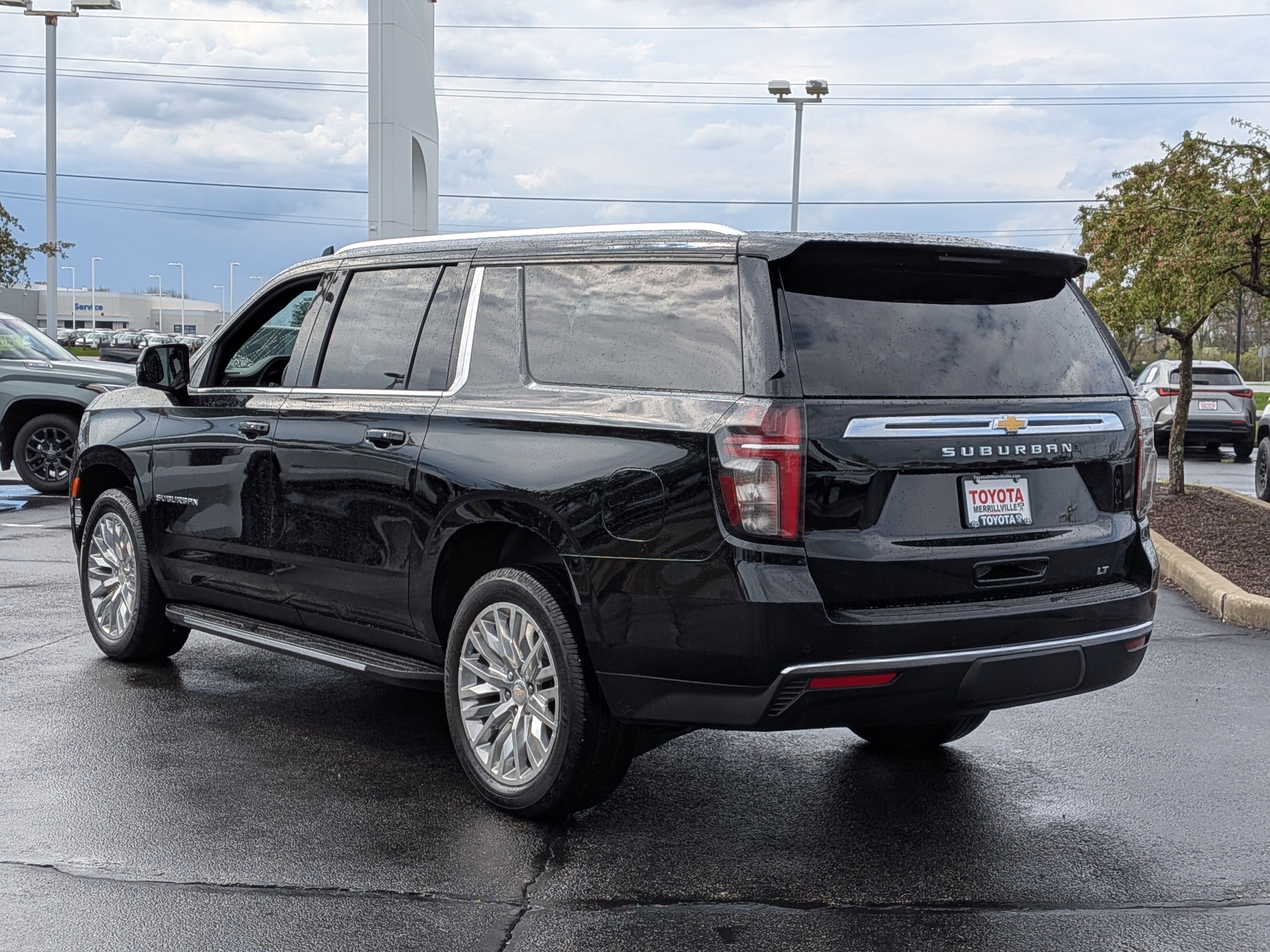 Used 2024 Chevrolet Suburban LT w/ Luxury Package image 5