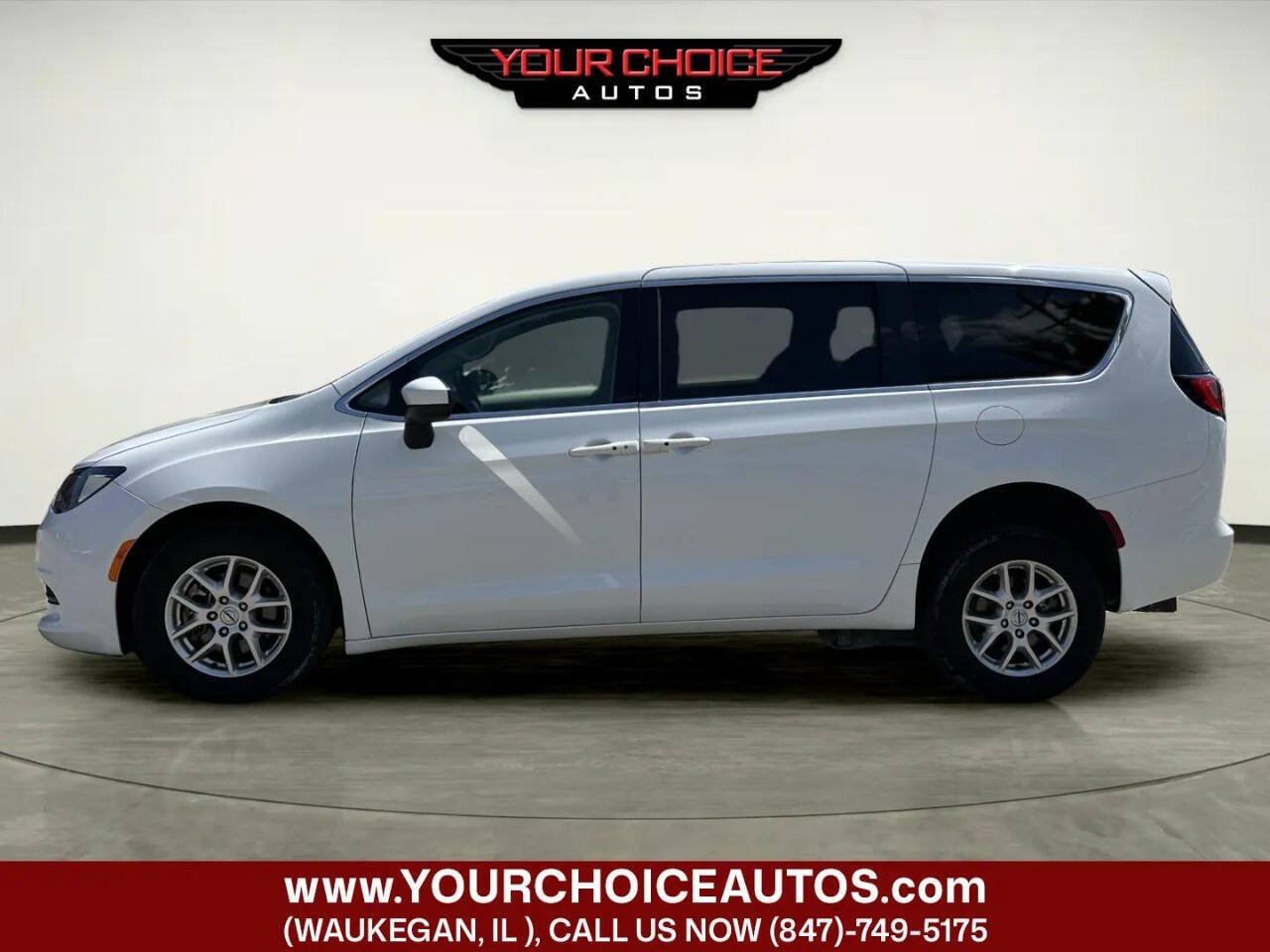 Used 2022 Chrysler Voyager LX FWD image 3