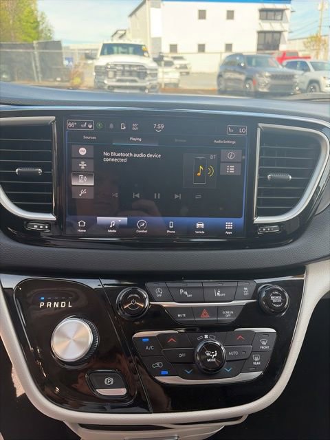 Used 2024 Chrysler Pacifica Touring-L image 16