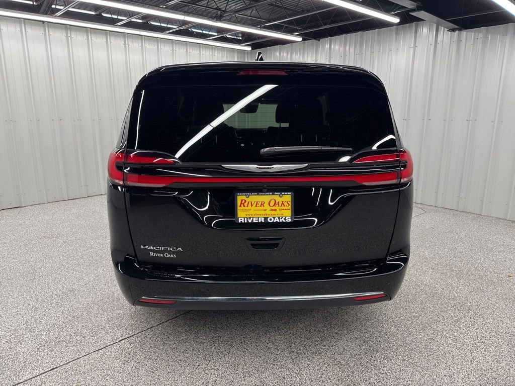 Used 2026 Chrysler Pacifica Select FWD image 5