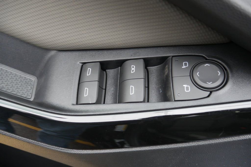 New 2026 Chevrolet Equinox LT w/ Convenience Package II FWD image 29