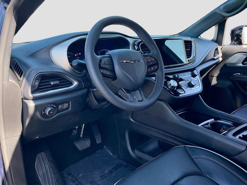 Certified 2024 Chrysler Pacifica Premium image 9