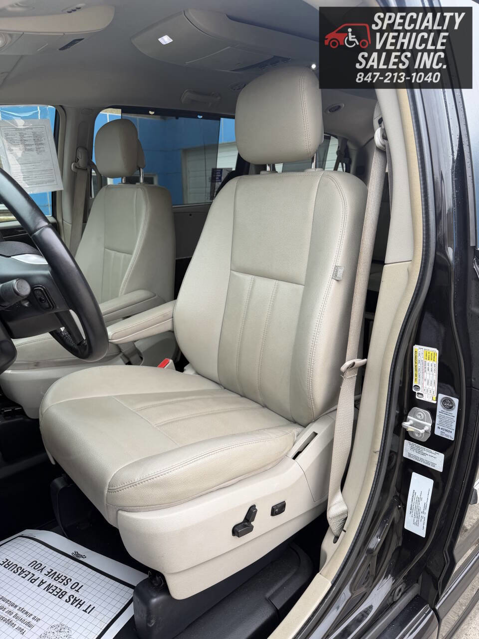 Used 2016 Chrysler Town & Country Touring FWD image 33