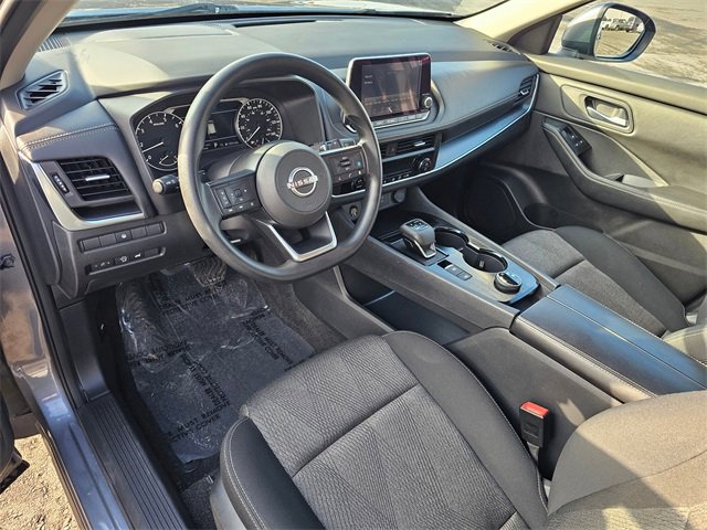 Used 2024 Nissan Rogue SV image 2