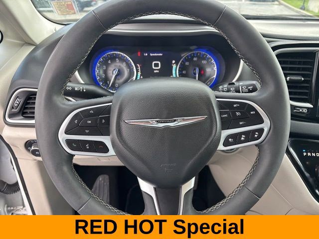 Used 2023 Chrysler Pacifica Touring-L FWD image 15