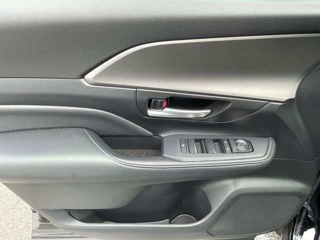 Used 2025 Toyota Grand Highlander AWD image 17