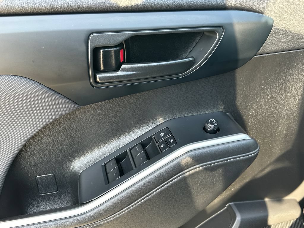 Used 2022 Toyota Highlander L AWD/4WD image 19