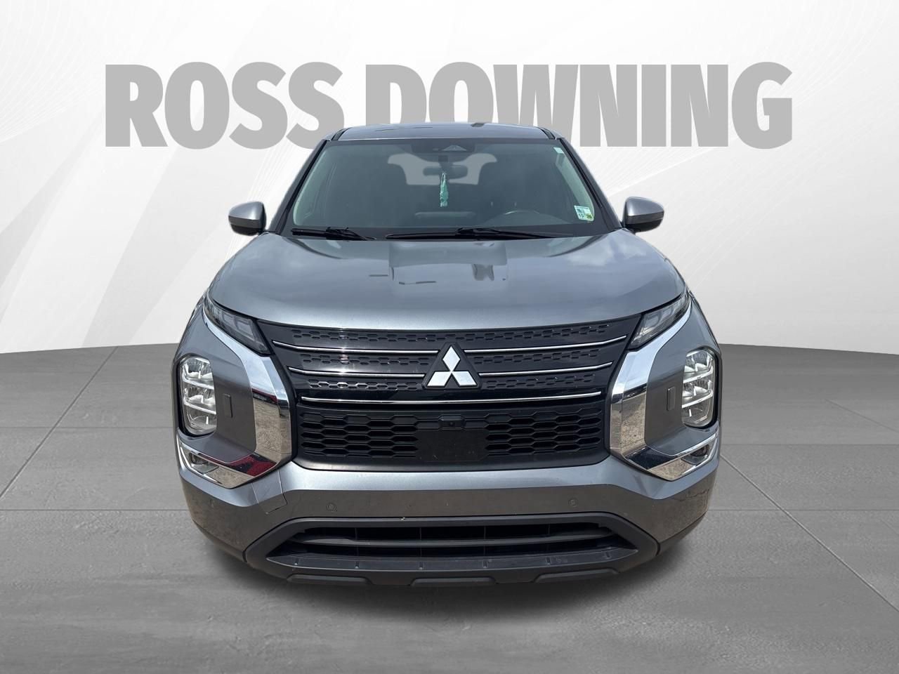 Used 2023 Mitsubishi Outlander SE image 2