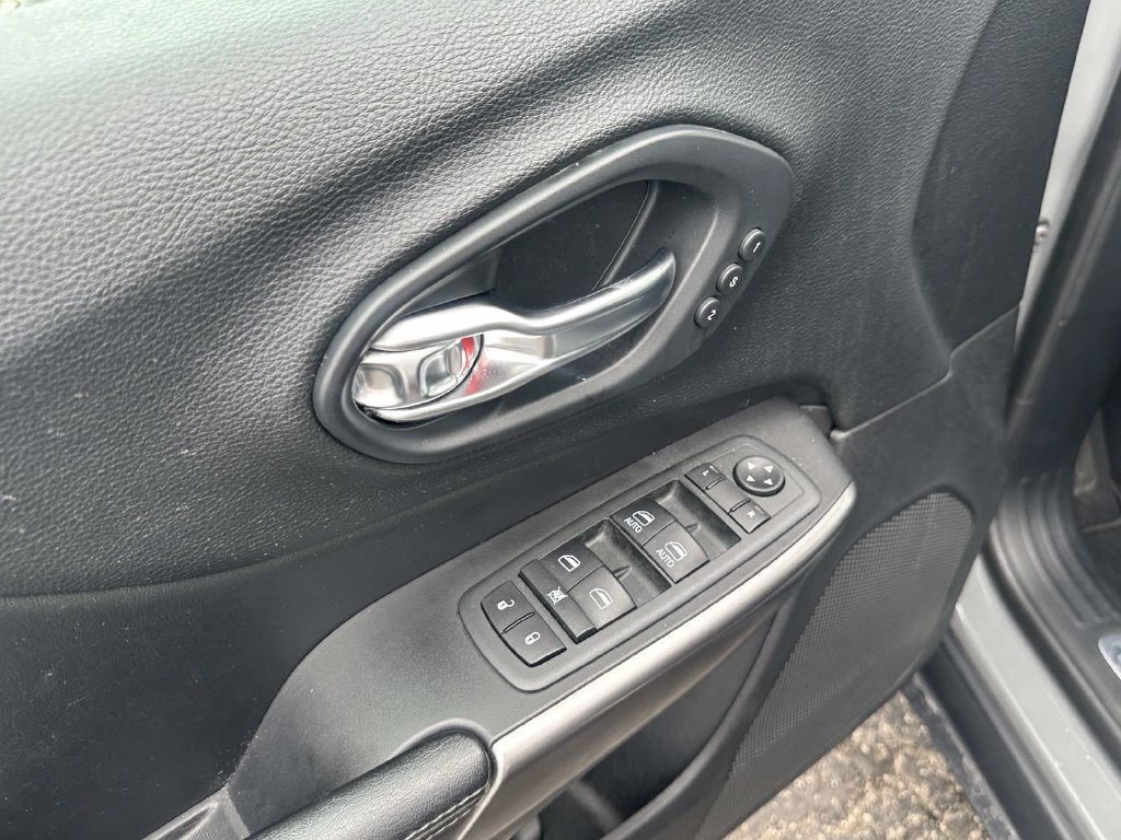 Used 2020 Jeep Cherokee Limited AWD/4WD image 17