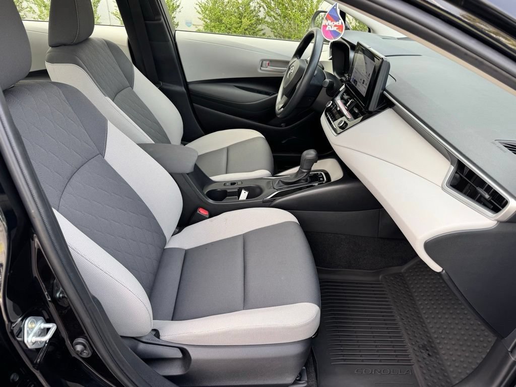 Used 2025 Toyota Corolla LE w/ Convenience Package FWD image 21
