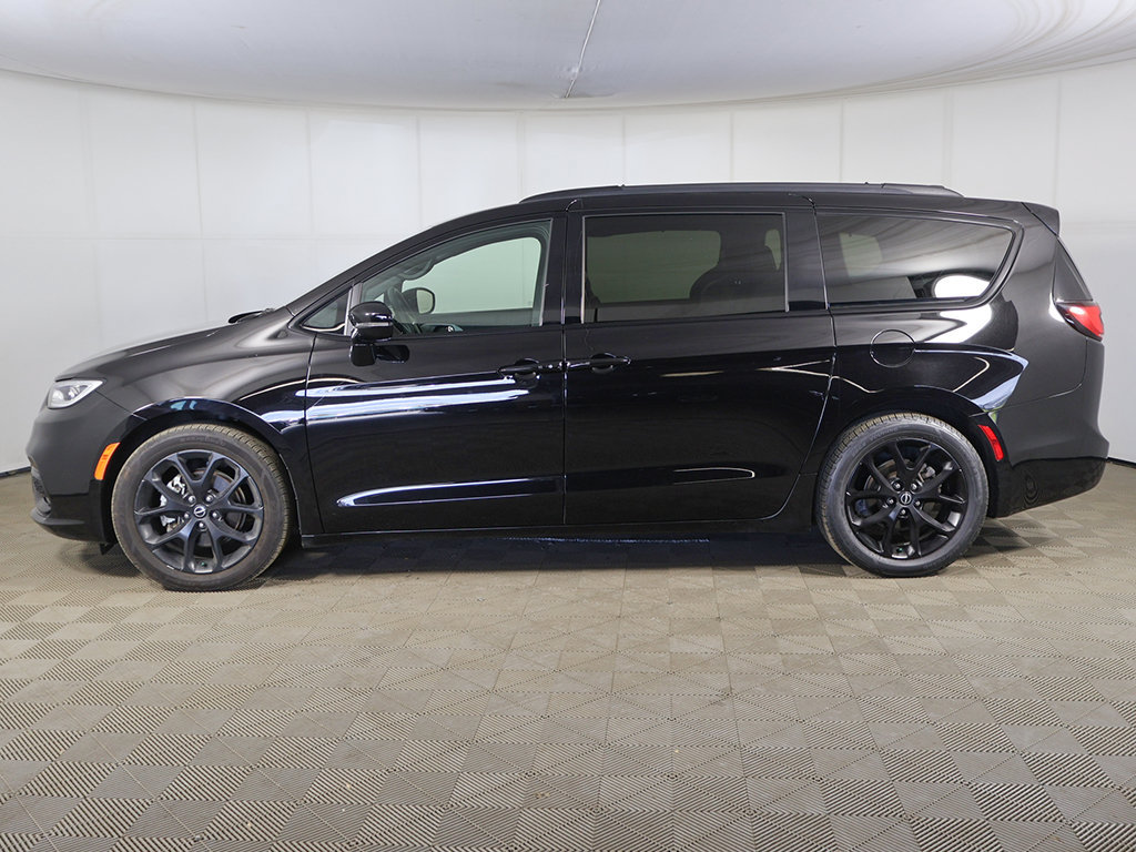 Used 2025 Chrysler Pacifica Limited FWD image 16