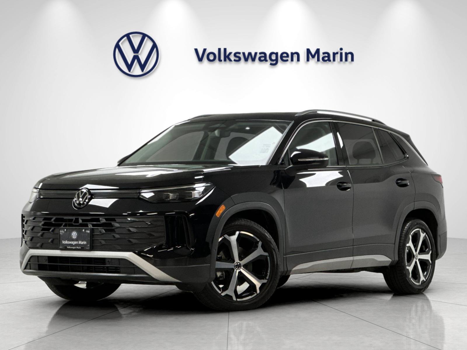Used 2025 Volkswagen Tiguan SE w/ Panoramic Sunroof Package