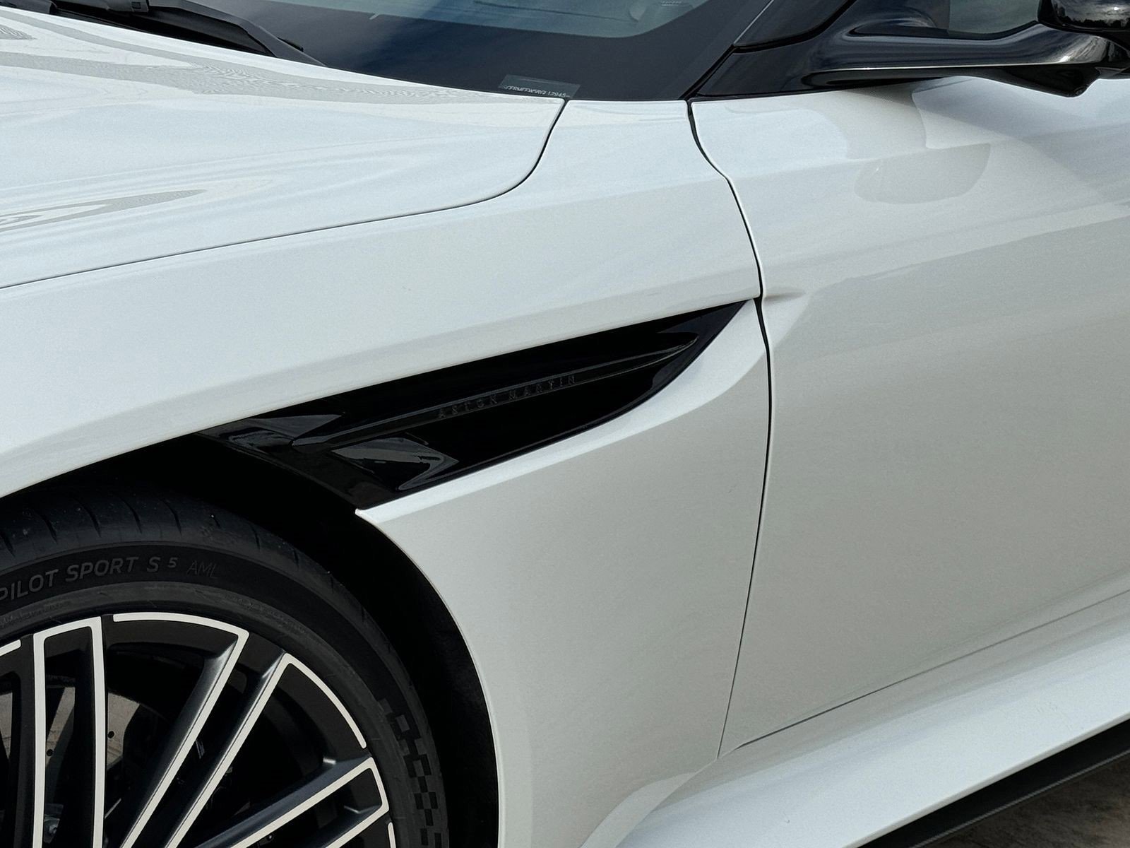 Used 2024 Aston Martin DB12 Coupe image 13