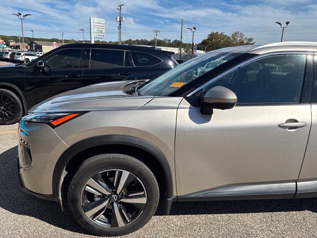 Used 2024 Nissan Rogue SL w/ SL Premium Package AWD/4WD image 2