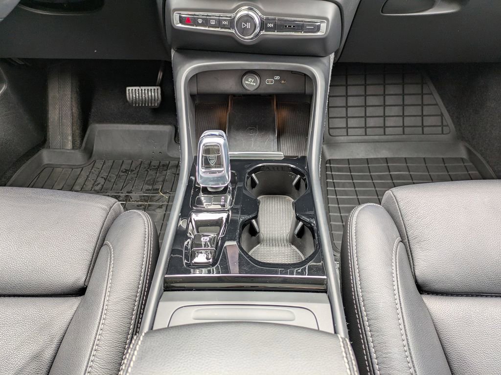 Certified 2023 Volvo XC40 B5 Plus w/ Driver Assist Package image 19