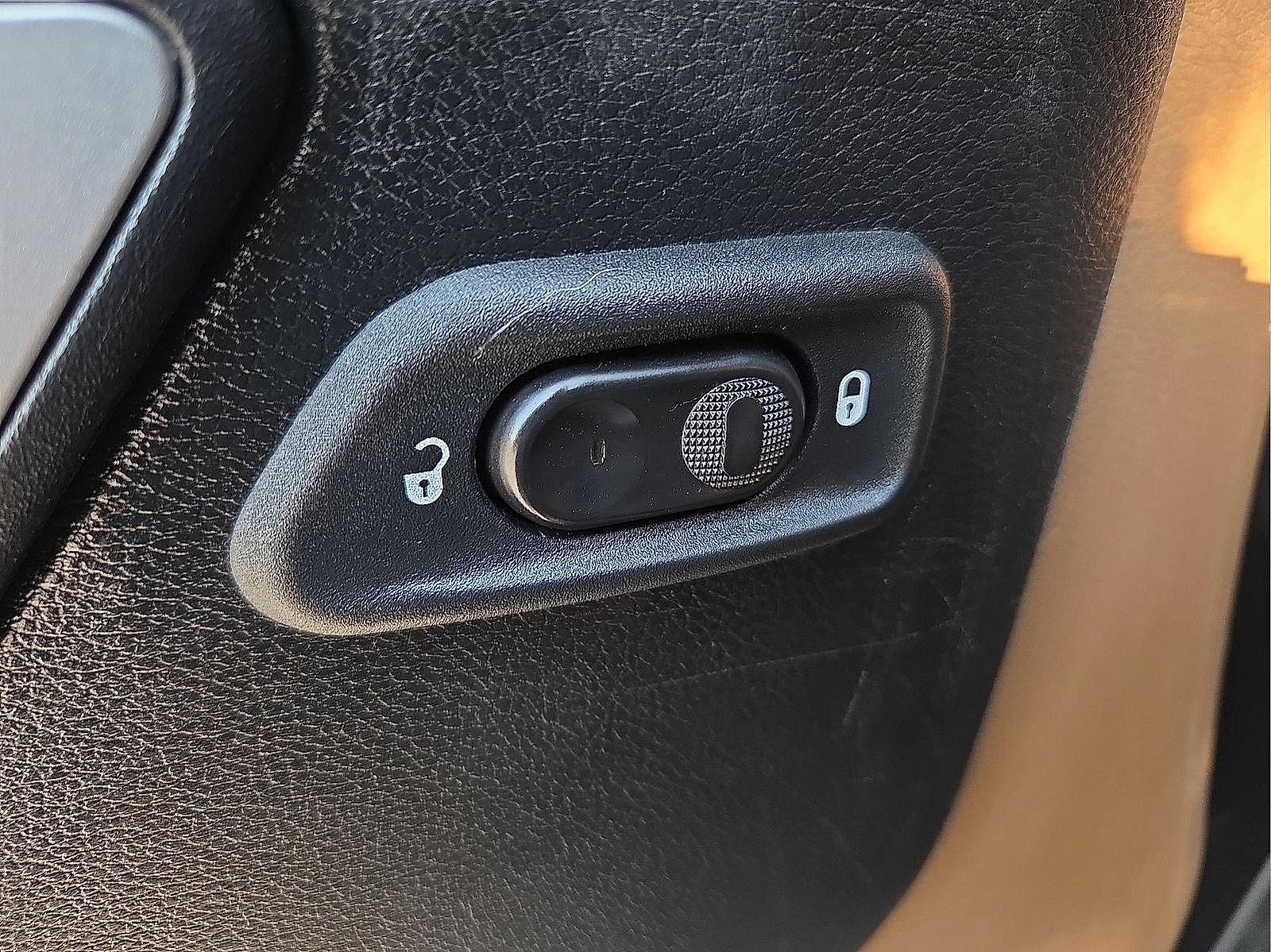 Used 2017 Jeep Wrangler Unlimited Sahara w/ Connectivity Group AWD/4WD image 15