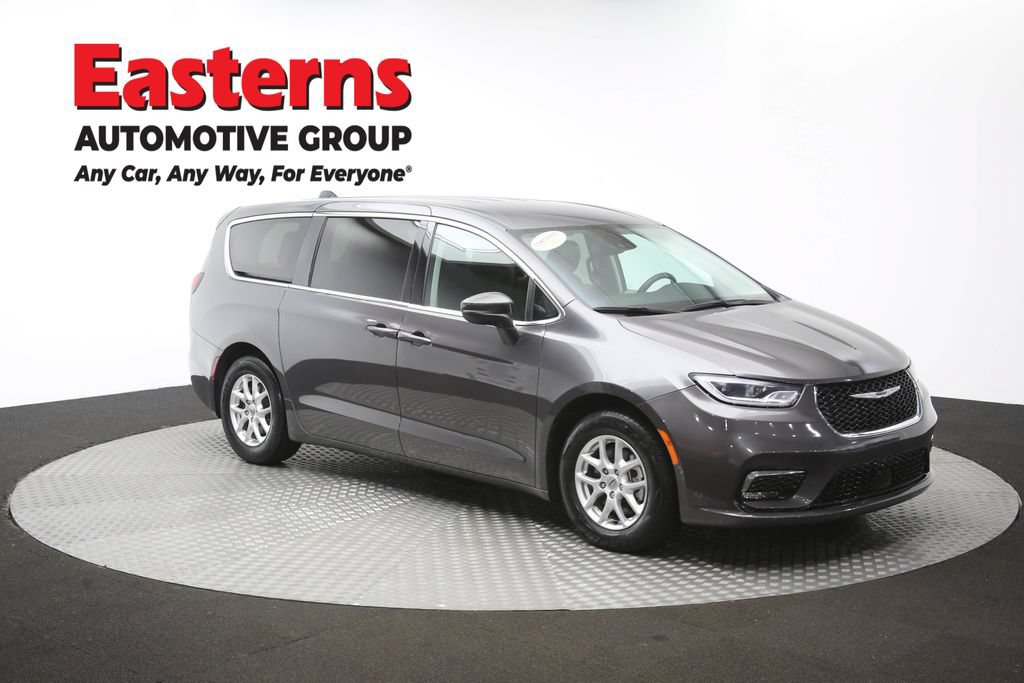 Used 2023 Chrysler Pacifica Touring-L FWD image 50