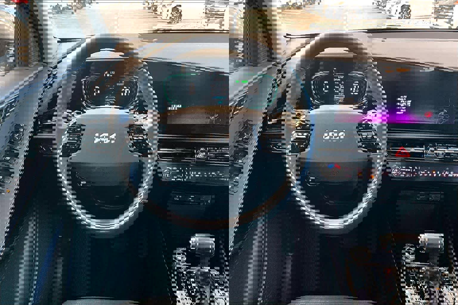 Used 2023 Kia Niro SX image 6