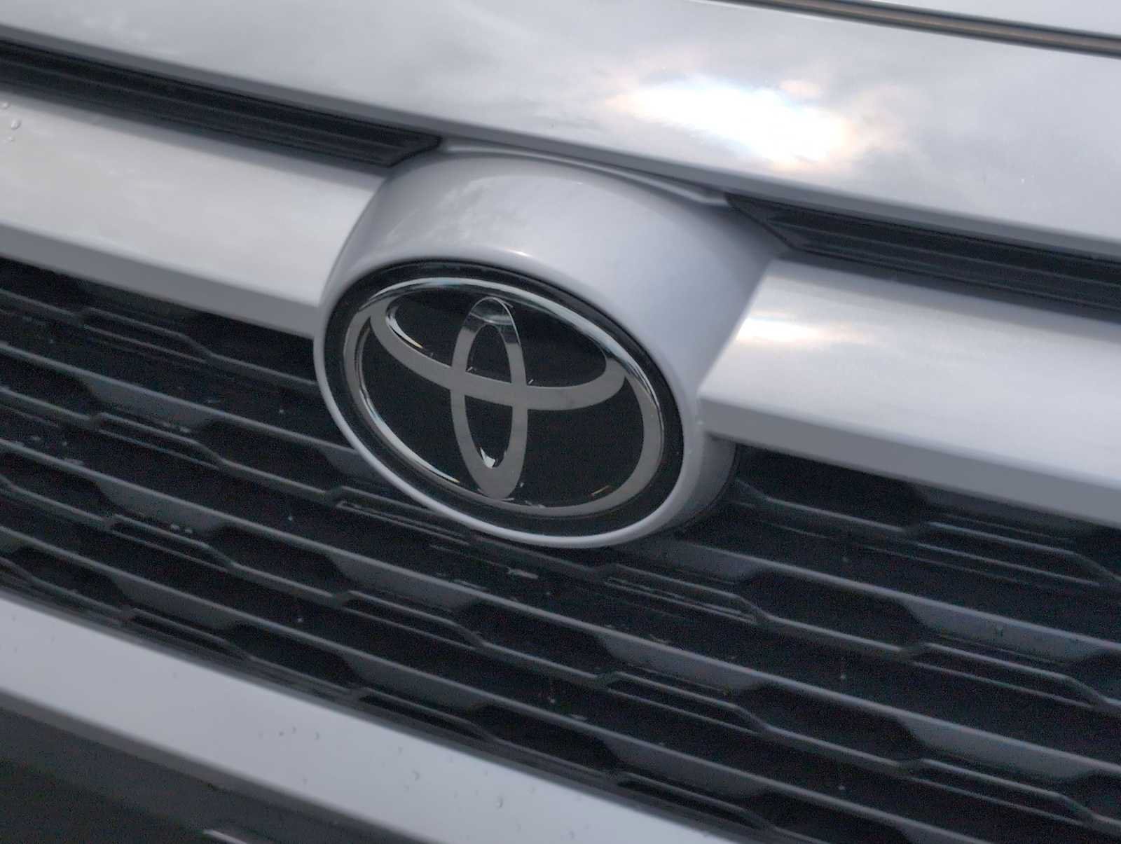 Used 2023 Toyota RAV4 LE FWD image 12