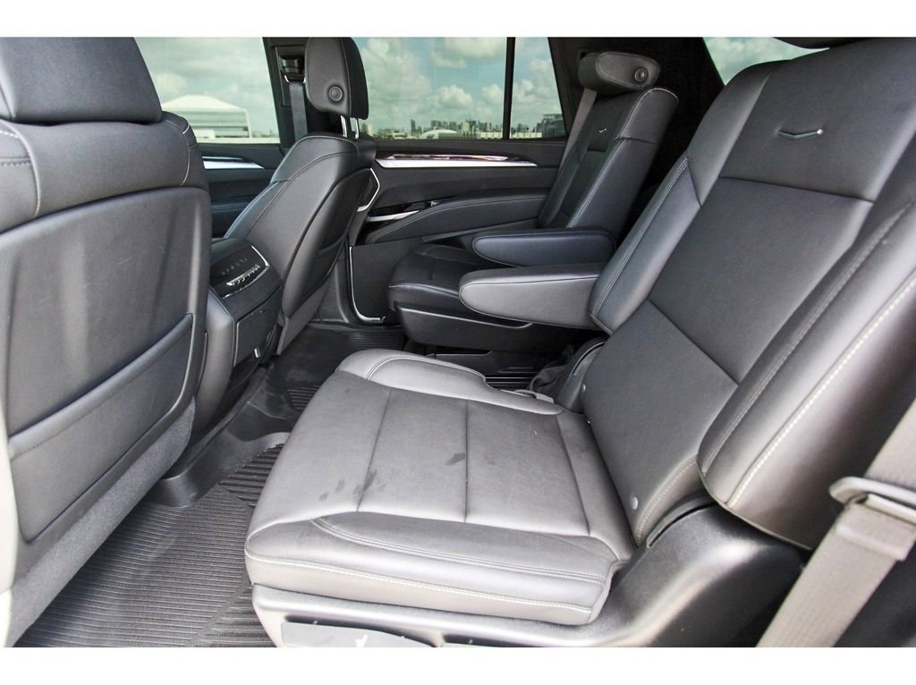 Certified 2025 Cadillac Escalade Luxury RWD image 7