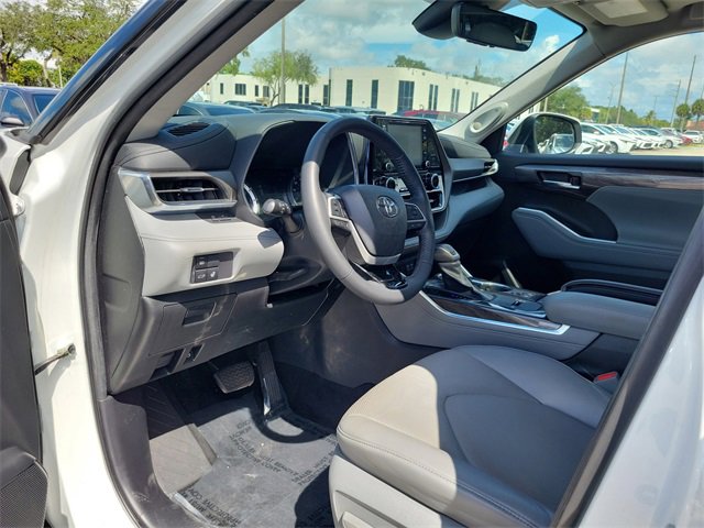 Used 2022 Toyota Highlander Limited image 10