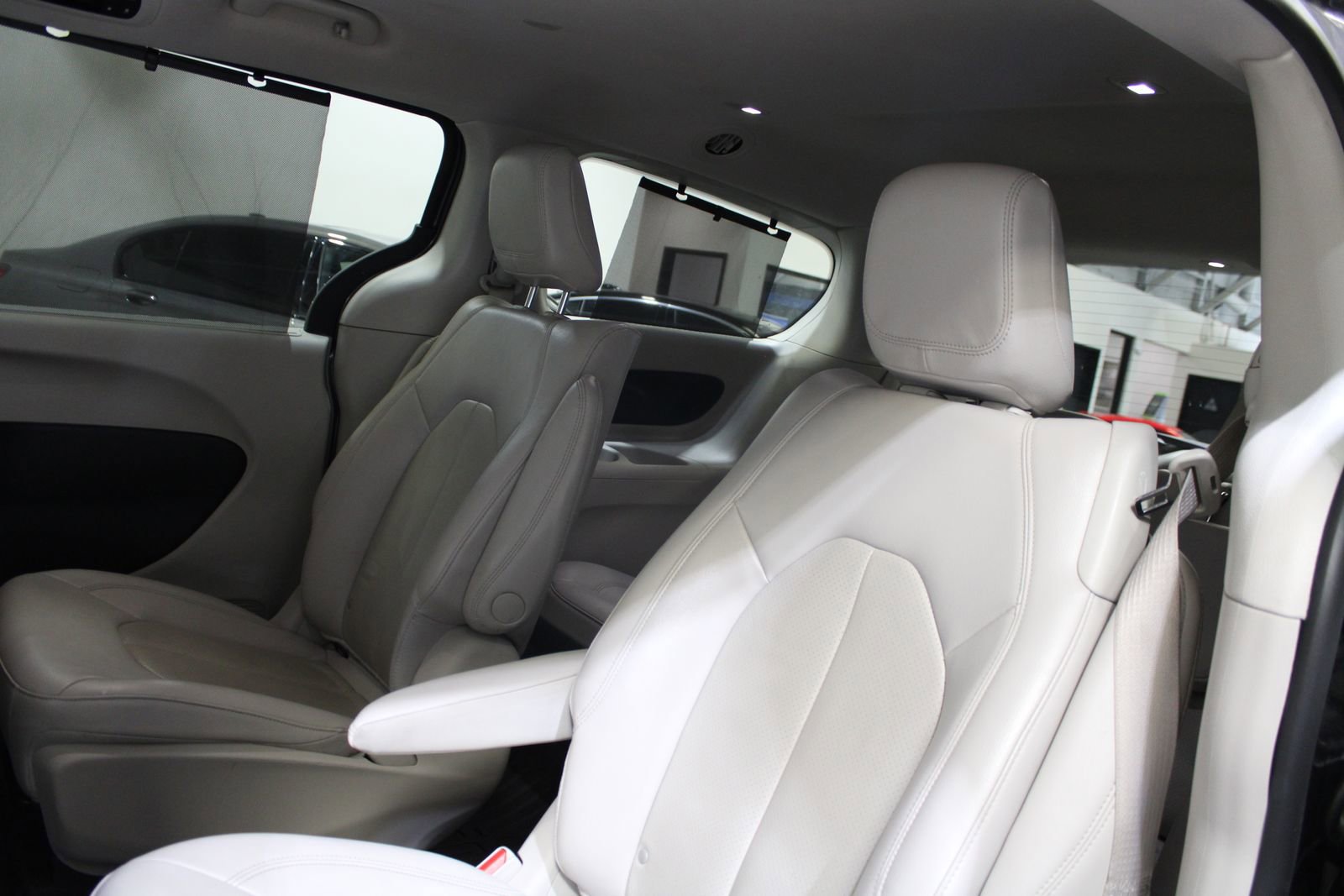 Used 2021 Chrysler Pacifica Touring-L FWD image 15