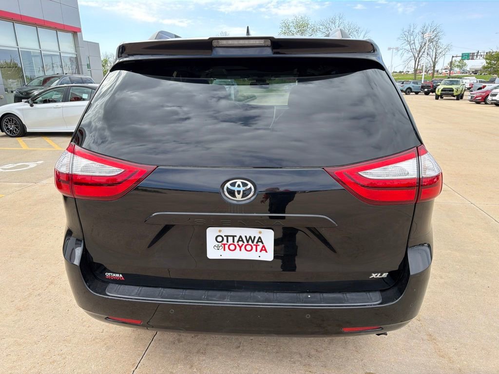 Used 2019 Toyota Sienna XLE w/ XLE Navigation Package FWD image 7