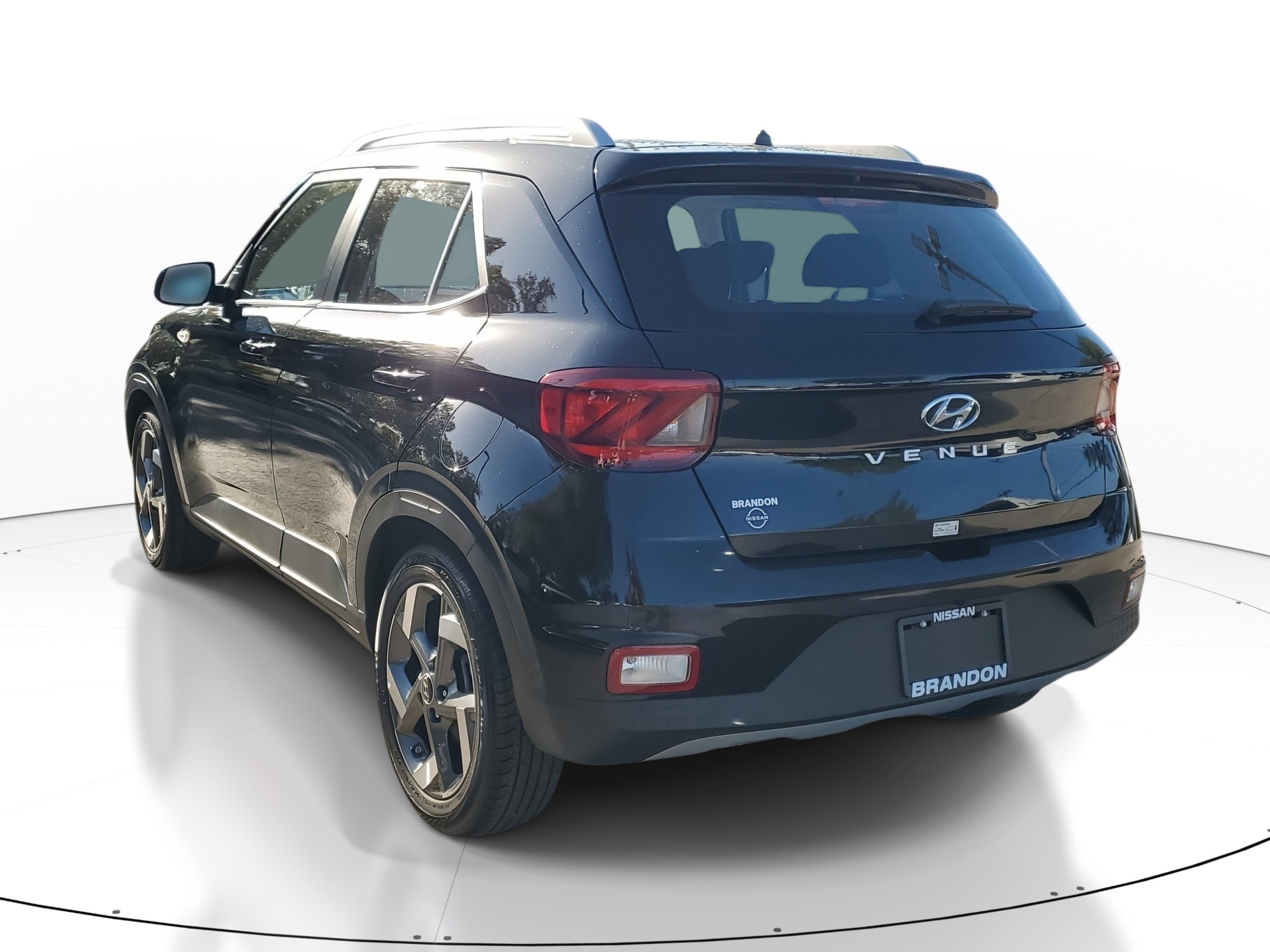 Used 2025 Hyundai Venue SEL FWD image 6