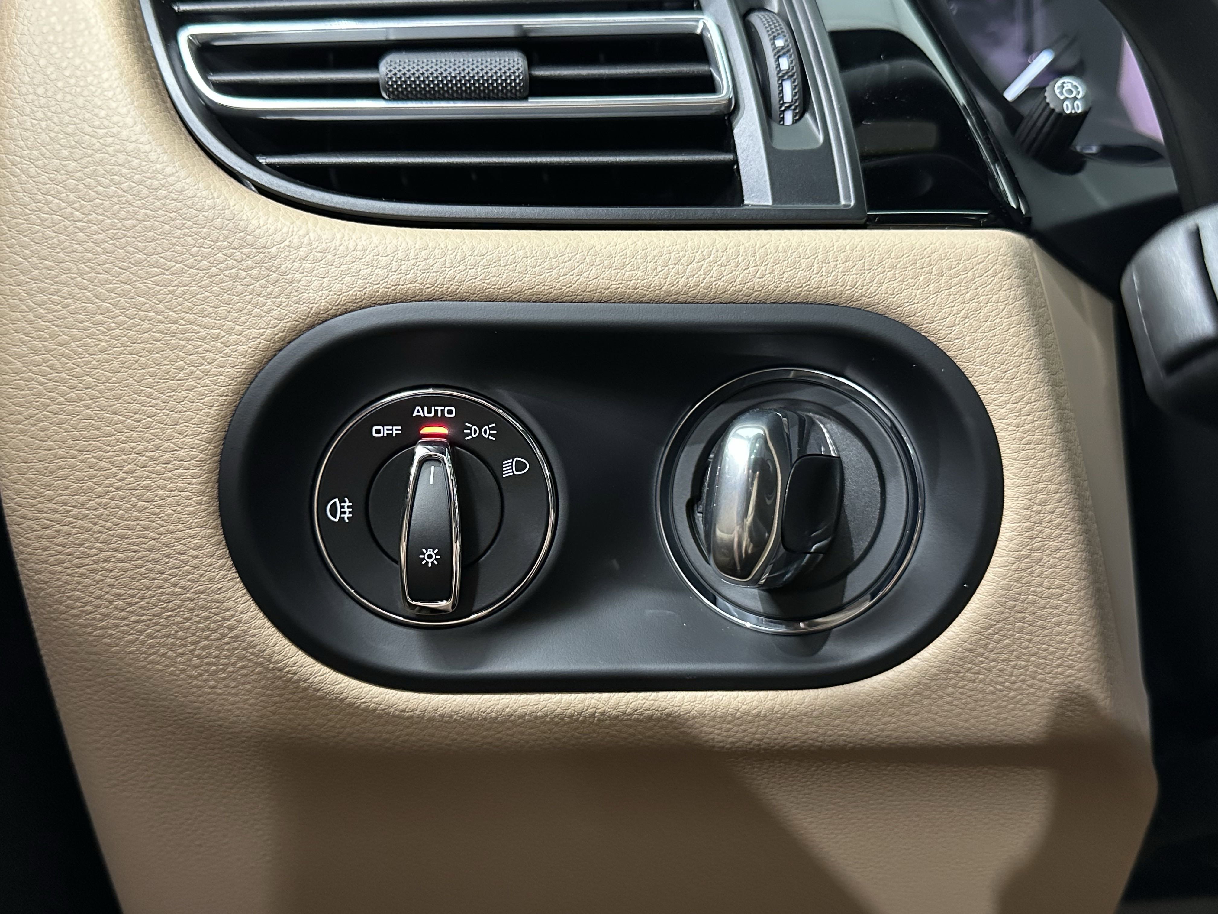 Certified 2025 Porsche Macan image 46