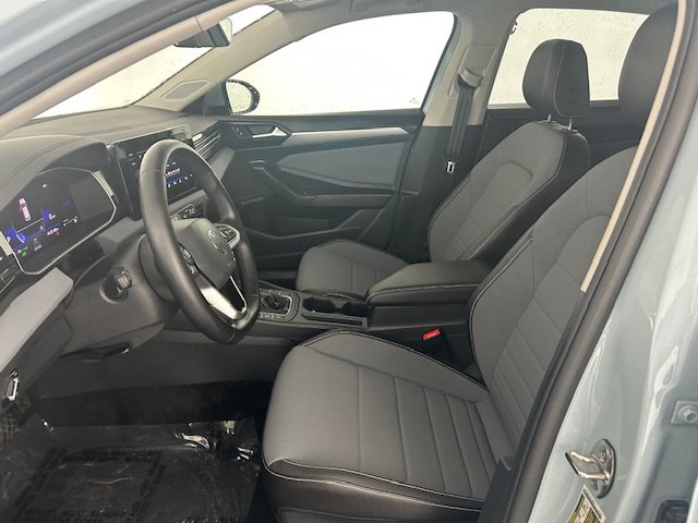 Used 2025 Volkswagen Jetta SE FWD image 9