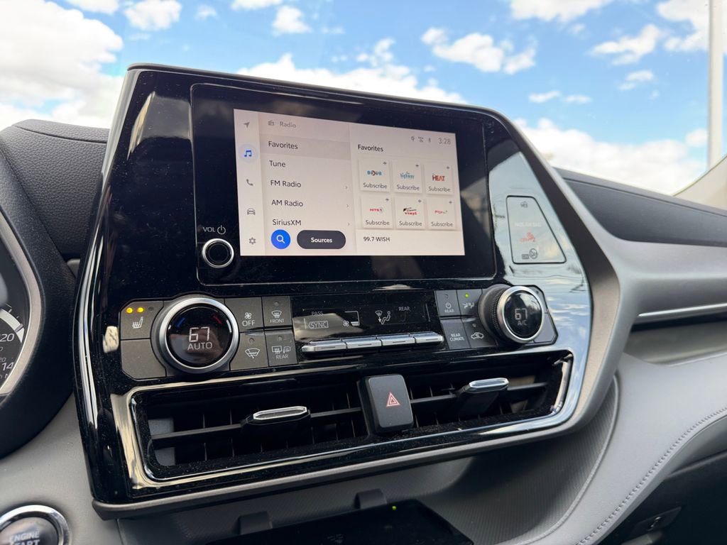 Used 2023 Toyota Highlander XLE image 17