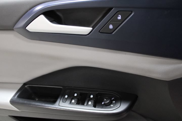 Used 2022 Volkswagen Taos SE w/ Panoramic Sunroof Package FWD image 18