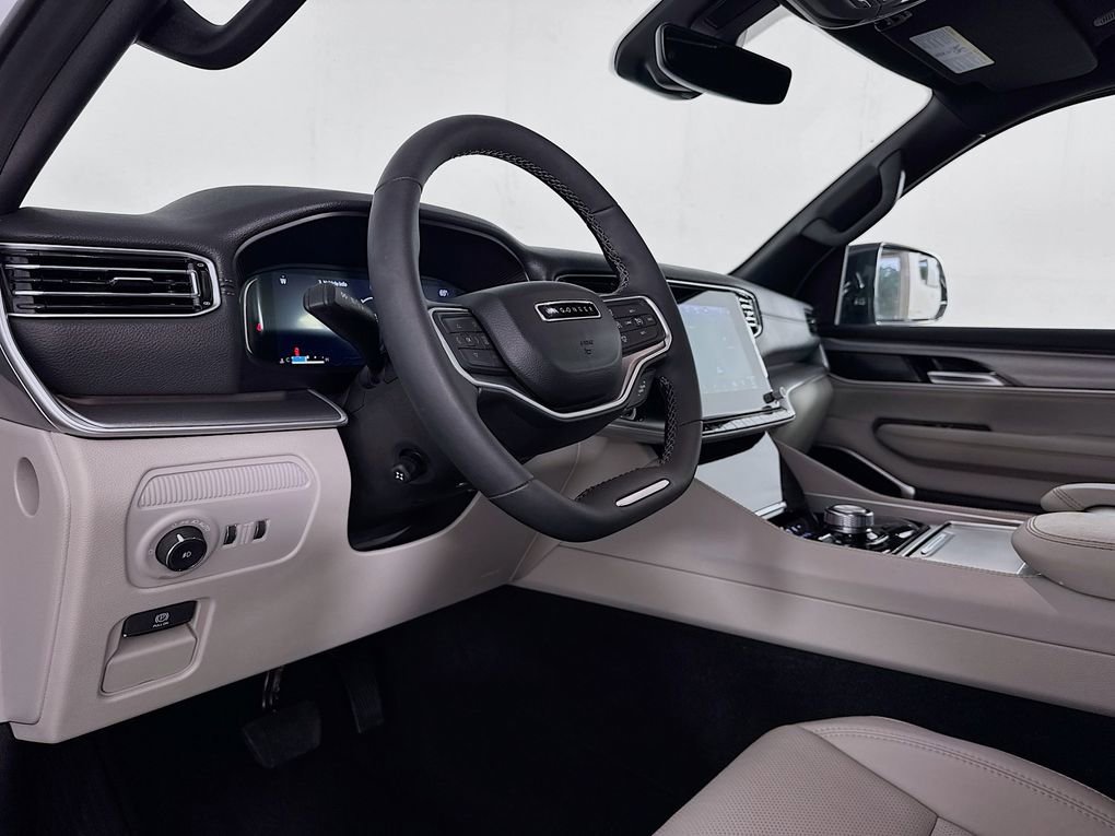 Used 2025 Jeep Wagoneer Series II w/ 8-Passenger Seating Package image 14