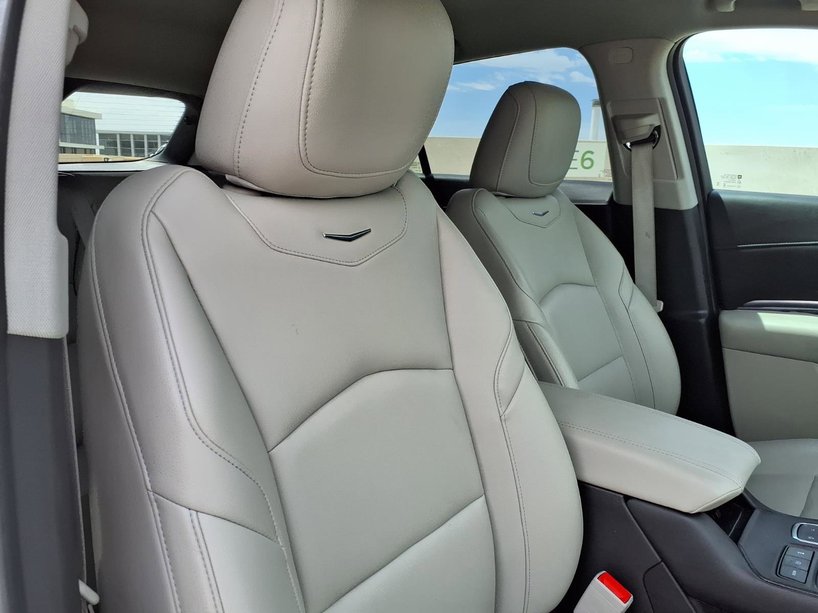 Used 2023 Cadillac XT4 Luxury w/ Cold Weather Package FWD image 12