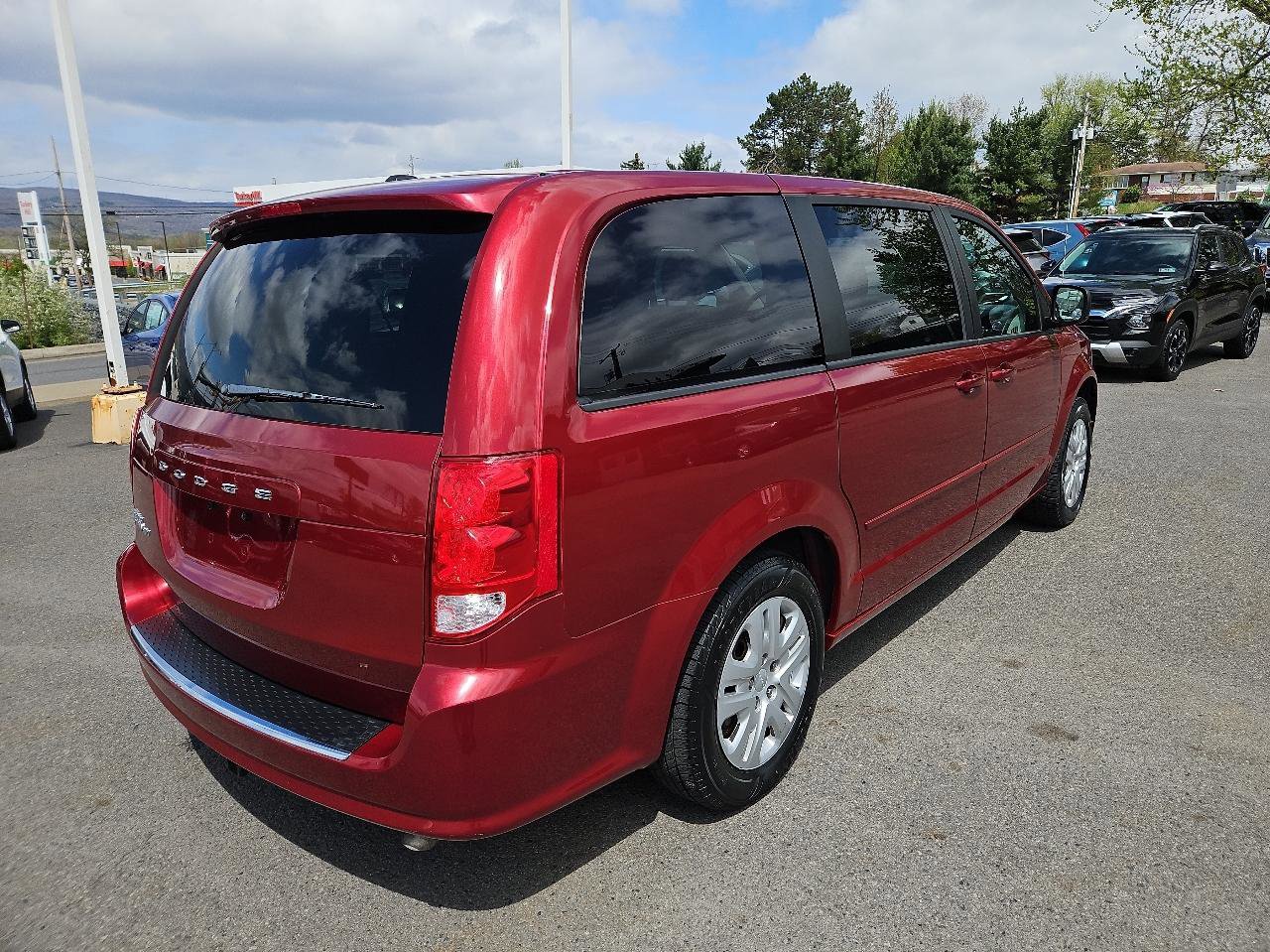 Used 2015 Dodge Grand Caravan SE w/ Quick Order Package 29E SE FWD image 3