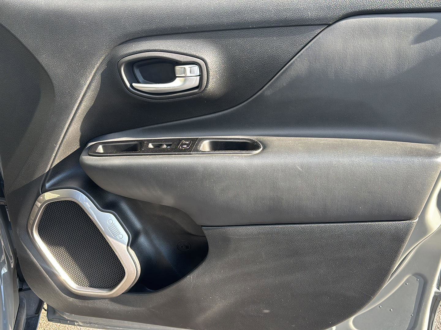 Used 2021 Jeep Renegade Limited image 18