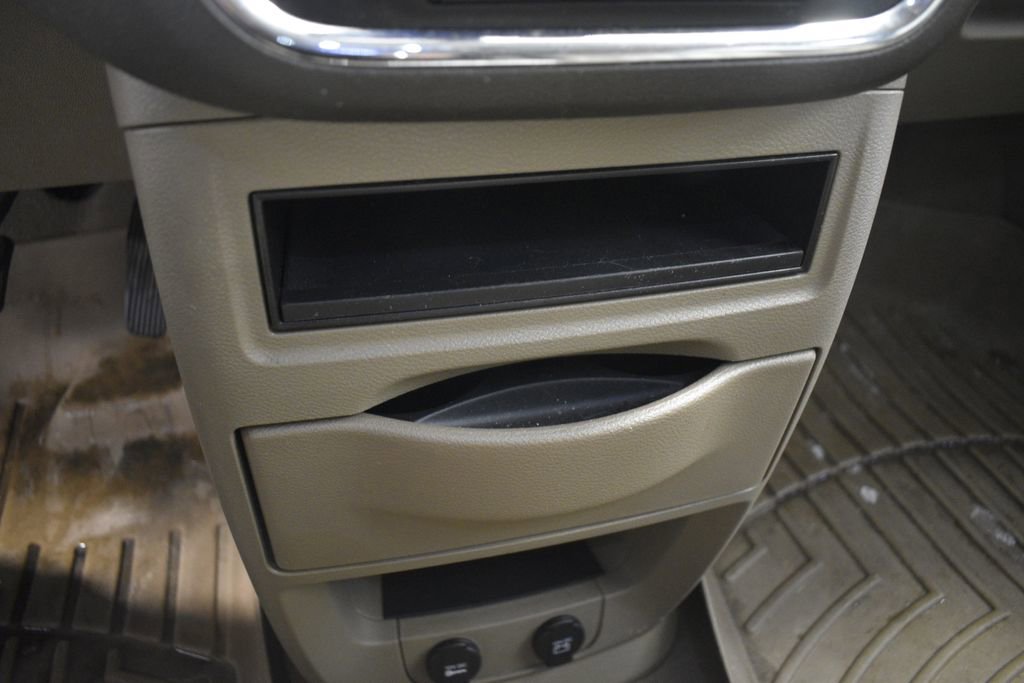 Used 2015 Chrysler Town & Country Touring w/ Driver Convenience Group image 48