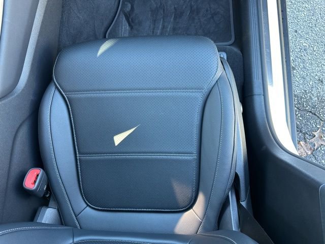 Used 2025 Mercedes-Benz GLC 300 4MATIC image 32