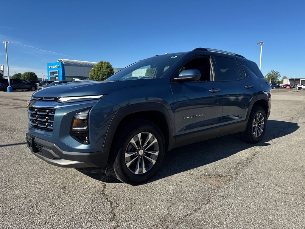 Used 2025 Chevrolet Equinox LT w/ Convenience Package II image 2