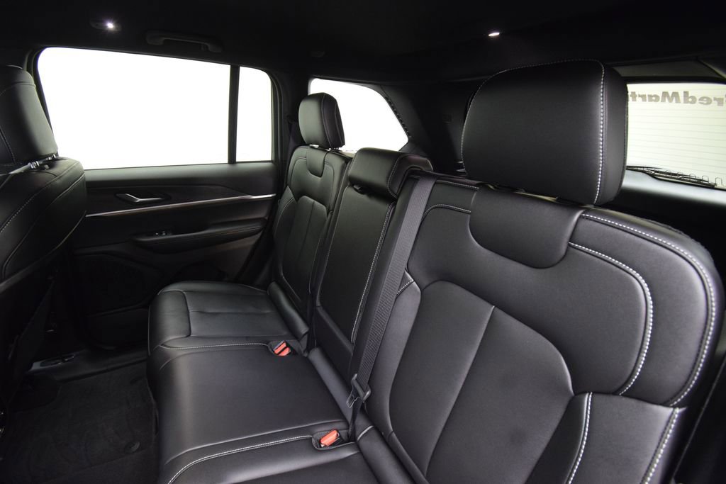 Used 2025 Jeep Grand Cherokee Limited image 24