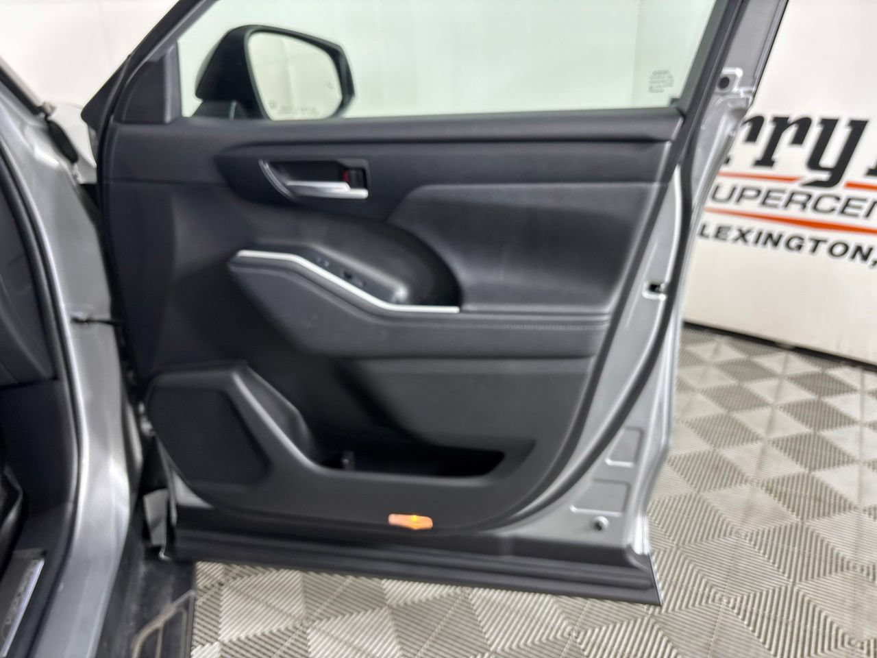 Used 2023 Toyota Highlander XSE FWD image 31