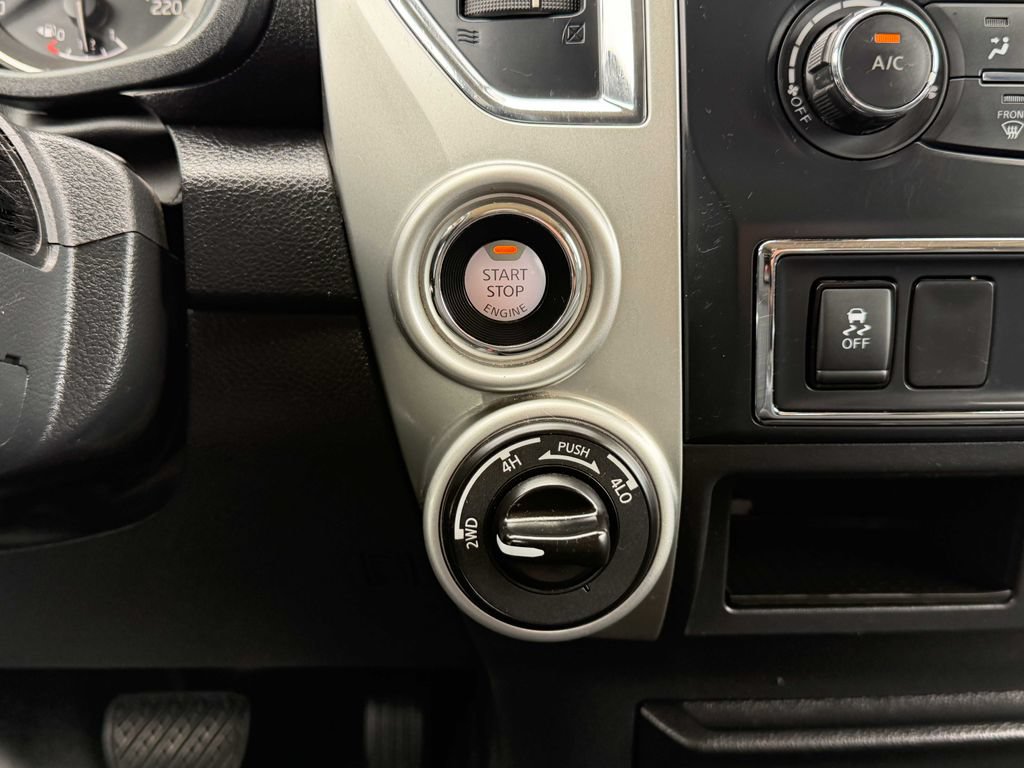 Used 2018 Nissan Titan SV AWD/4WD image 32