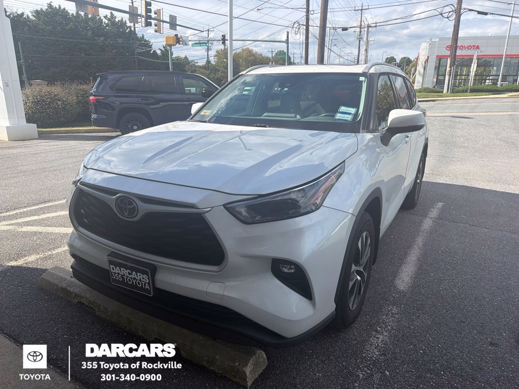 Used 2022 Toyota Highlander XLE AWD/4WD image 1